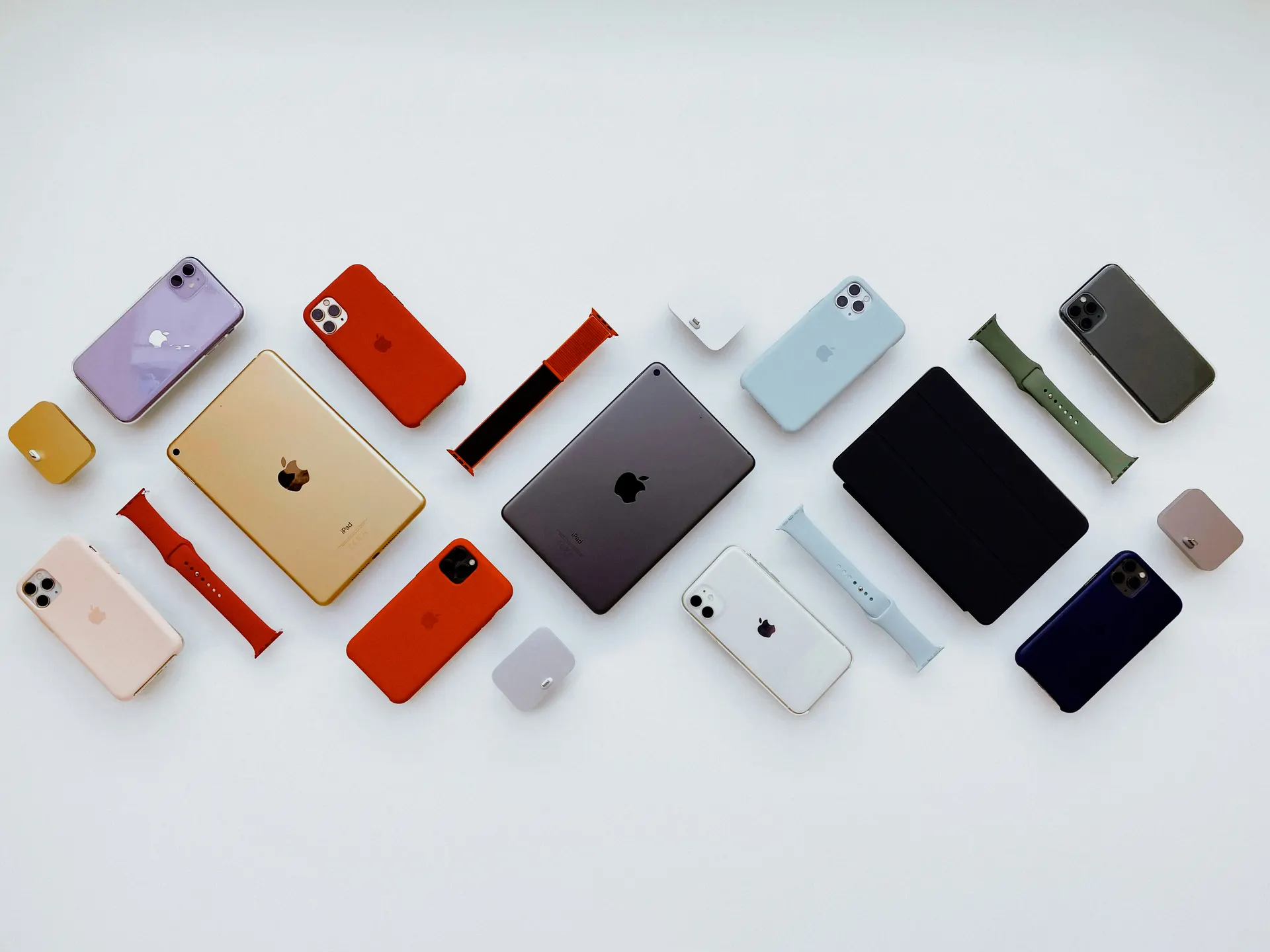 iPhones, iPad e Apple Watch dispostos sobre uma mesa clara, para assistência técnica especializada Apple em Curitiba