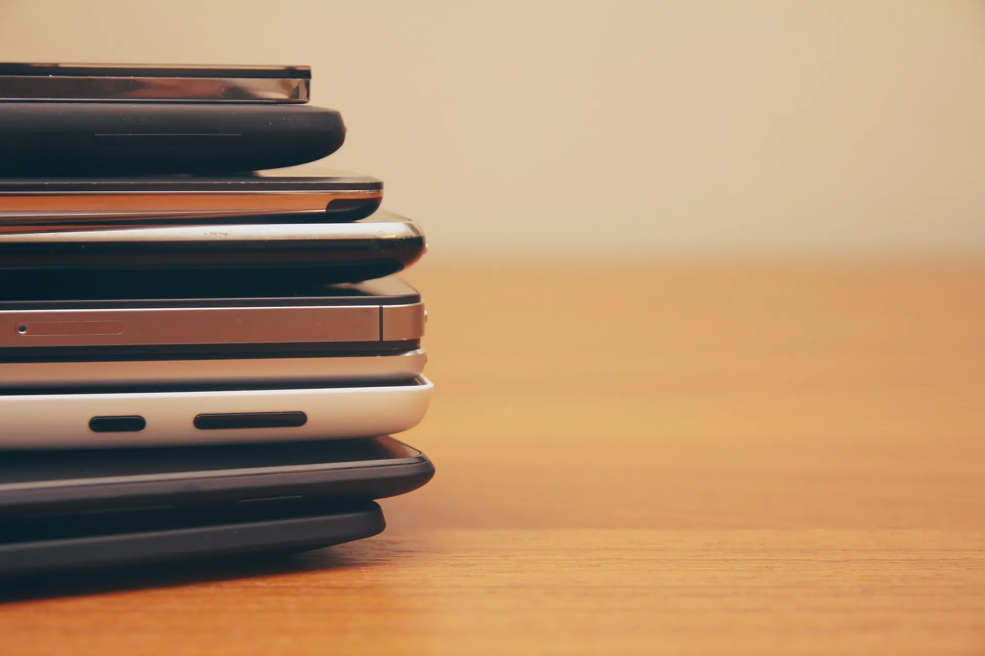 Pilha de iPhones, compra e venda de iPhone seminovo em Curitiba