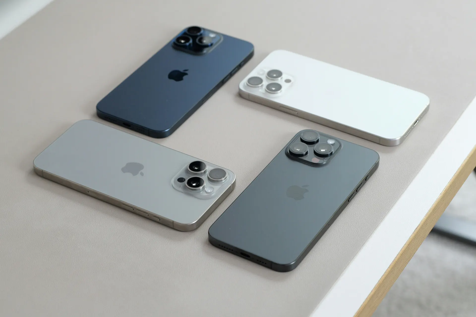 Quatro iPhones sobre uma mesa, assistência técnica iPhone em Curitiba