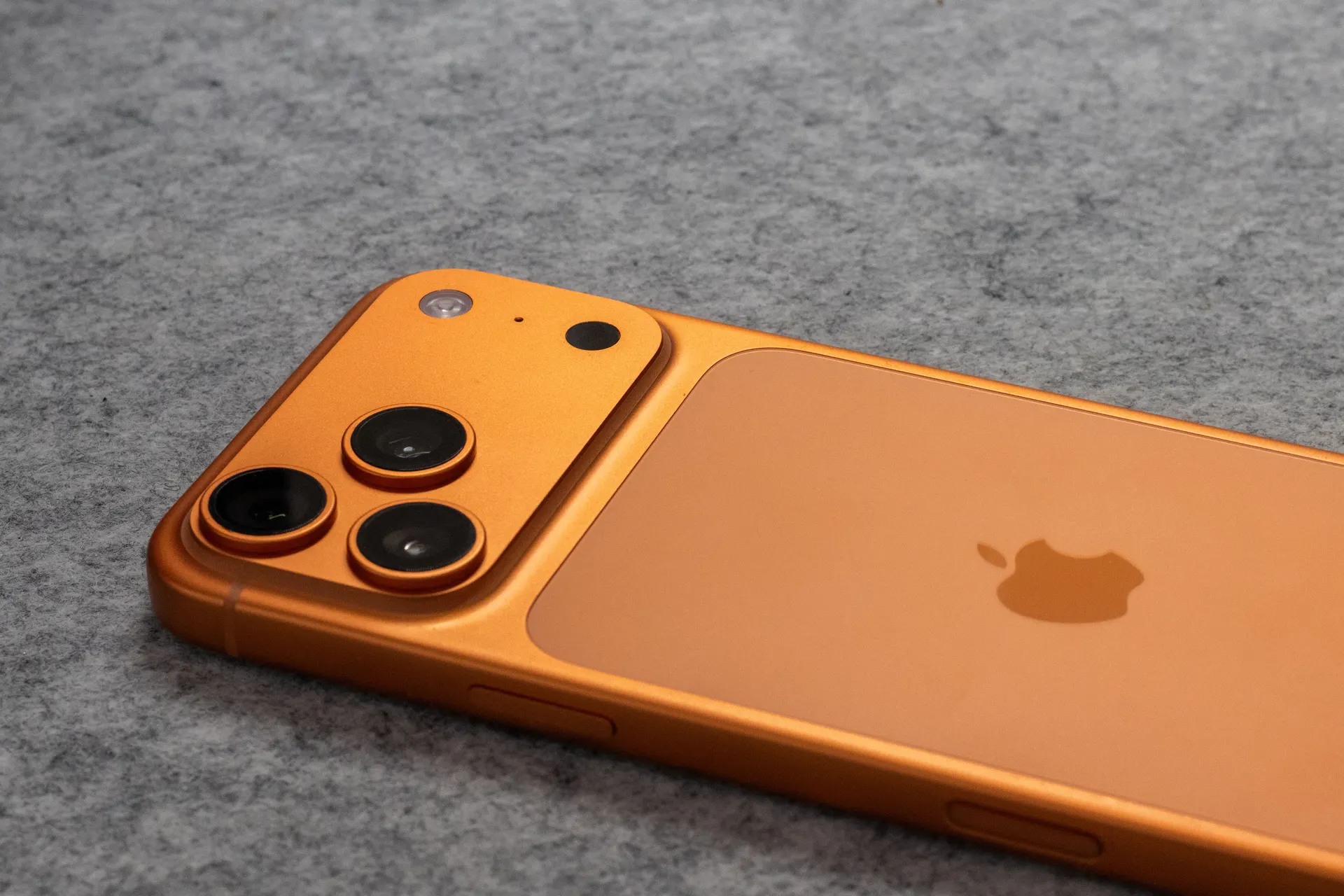iPhone laranja sobre uma superfície cinza, venda do seu iPhone usado em Curitiba